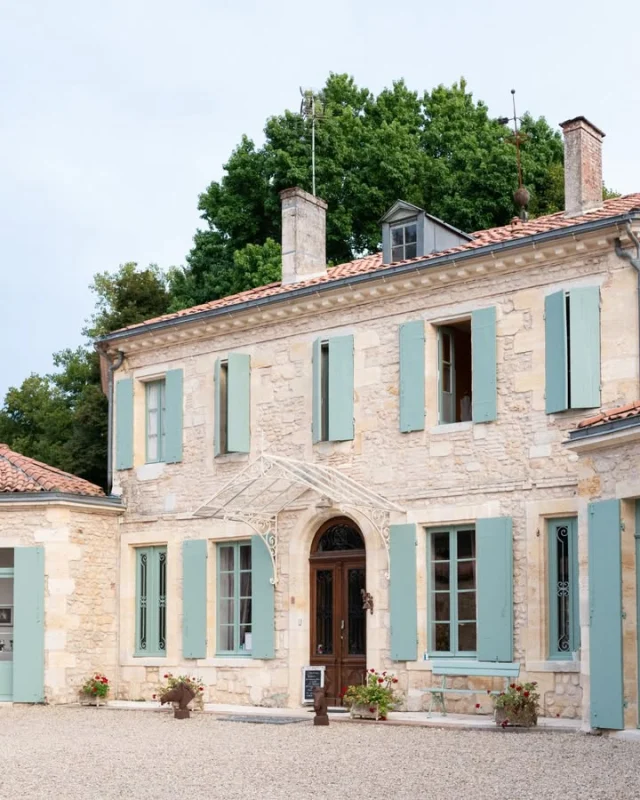 Le domaine du Château de l'Isle rouvre ses portes le 1er mai cette année ! 🌿

Les beaux jours sont de retour et il est temps de profiter de nos chambres d’hôtes de charme, de notre jardin fleuri et de la sérénité du domaine.

Les réservations sont ouvertes en ligne : assurez-vous votre séjour et vivez une expérience inoubliable au Château de l’Isle. ✨

Réservez dès maintenant : https://www.chateaudelisle.com/

Photographe : Marine Monteils

#ChambresDHôtes #Réouverture #RéservationEnLigne #SéjourDeCharme