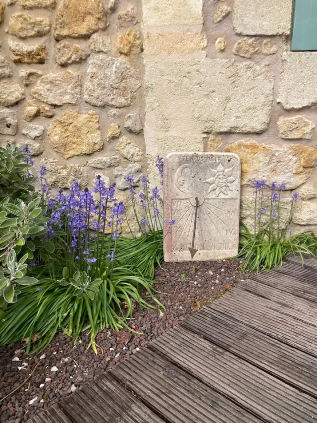 Le printemps est bien arrivé sur le Château de l'Isle ! 
Il ne manque plus que vous !

Réservations : https://www.chateaudelisle.com/ 

#chambresdhôtes #Jardin #Printemps