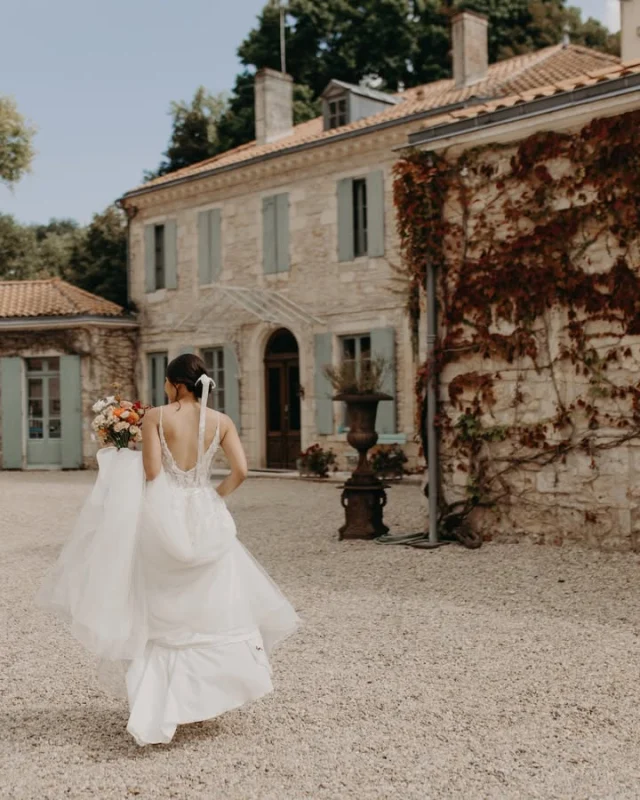 Le Château de l'Isle vous ouvre ses portes pour organiser une réception élégante et inoubliable, au cœur d’un domaine de charme à Castelnau-de-Médoc.

Nos atouts :
🌿 Un cadre raffiné entouré de nature et de vignobles
🏰 Une bâtisse de caractère pour des photos mémorables
🌸 Des espaces extérieurs idéals pour un vin d’honneur ou une cérémonie en plein air
🥂 Une salle de réception chaleureuse et modulable selon votre nombre d’invités

Le domaine offre un environnement intimiste et privatisable, parfait pour créer un mariage à votre image : élégant, convivial et authentique. Chaque événement est pensé avec soin afin de vous permettre de vivre cette journée en toute sérénité.

Entre charme architectural, nature préservée et prestations sur mesure, le Château de l’Isle est le lieu idéal pour dire « oui » dans un cadre unique du Médoc.

Faites de votre mariage un moment inoubliable. 📩 Contactez-nous pour organiser votre réception.

Crédit : Olga Palet 

#MariageMédoc #Réception #Mariage