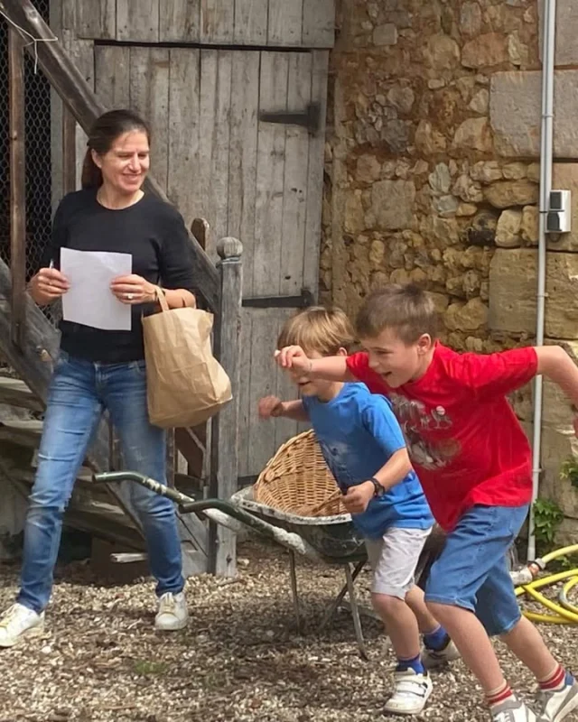 La région du Médoc est idéale pour des séjours en famille, on ne le dira jamais assez ! 🌿

Petits et grands pourront profiter de balades en pleine nature, de sorties à vélo (prêtés par le domaine), de visites culturelles (châteaux) et de moments de détente en extérieur : bien sûr, la plage, le lac et l’océan ne sont pas loin ! 

Les enfants vont adorer découvrir les marchés locaux de l’été ou s’amuser lors d’activités en pleine nature, c’est sûr !

Entre forêt, mer, patrimoine et loisirs adaptés à toute la famille, la région offre une multitude de possibilités pour créer des souvenirs inoubliables.

Vivez une escapade familiale au Château de l’Isle et profitez pleinement de la région : www.chateaudelisle.com

#KidFriendly #SéjourEnFamille #ActivitésEnFamille