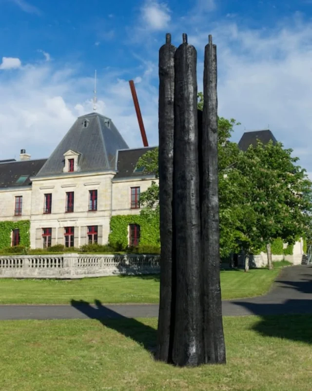 Envie d’une sortie mêlant patrimoine, vin et art contemporain ? 
Le Château d'Arsac est une visite à ne pas manquer lors de votre séjour dans le Médoc.

Au fil des vignes et des jardins, découvrez un véritable musée à ciel ouvert où les œuvres monumentales dialoguent avec la nature et l’univers oenologique. Sculptures contemporaines et installations artistiques transforment la visite en expérience immersive et sensorielle. 🖼️🌿

Le domaine est reconnu pour son incroyable collection d’art contemporain, avec des œuvres d’artistes internationaux installées au cœur du vignoble : il y a notamment une œuvre de Niki de Saint Phalles dans les chais !

🏡 Réservez votre chambre dès maintenant au Château de l’Isle pour profiter de votre escapade en Médoc : http://www.chateaudelisle.com

Crédit : Christian Lapie

#ChâteauDArsac #ChâteauDeLIsle #Médoc #ArtContemporain