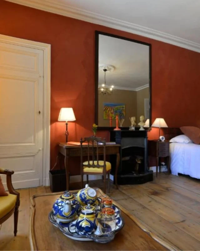 Découvrez La Provençale, une chambre chaleureuse et lumineuse aux charmes du sud ✨

Avec ses tons jaune et ocre, son mobilier de style provençal et son atmosphère élégante, cette chambre invite immédiatement à la détente. Spacieuse et confortable, elle peut accueillir 2 à 3 personnes et offre une agréable vue sur la cour et les dépendances du Château de l’Isle.

Son grand lit de 160 cm, son petit lit d’appoint, ainsi que sa salle de bain équipée d’une double vasque et d’une douche à l’italienne garantissent un séjour tout en confort🌿

Inspirée des vacances d’enfance en Provence, cette chambre allie authenticité, raffinement et douceur de vivre pour une escapade pleine de charme au cœur du Médoc.

➡️ Découvrez tous les détails et réservez votre séjour : http://www.chateaudelisle.com

#LaProvençale #ChambreDeCharme #SéjourEnFrance