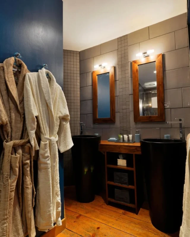 🛏️ Aujourd’hui, découvrez notre chambre l’Alsacienne ! 

Intimiste et chaleureuse, l’Alsacienne rend hommage à la région de naissance de Xavier, votre hôte, avec une décoration inspirée de la région d’Alsace. Son armoire Louis XV en noyer, ses chaises typiques et ses teintes taupe et bleu lui donnent une atmosphère élégante et pleine de caractère.

Avec ses 25 m², son grand lit de 160 cm, sa salle de bain privée avec double vasque et douche à l’italienne, elle accueille confortablement 2 personnes. Depuis la chambre, les invités peuvent apprécier la vue sur la piscine.

🏰 Réservez votre séjour au Château de l’Isle pour le printemps 2027 :  http://www.chateaudelisle.com

#ChambreDeCharme #Médoc #CastelnauDeMédoc #ChambresDHôtes #SéjourDeCharme