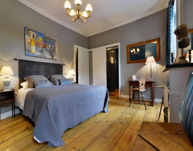 Découvrez la chambre l’Alsacienne au Château de l’Isle : un véritable écrin intimiste qui allie charme, confort et authenticité ✨.
Sa décoration raffinée aux tons taupe et bleu, ses chaises typiques d’Alsace et son armoire Louis XV en noyer font de cette chambre un lieu unique, où chaque détail raconte une histoire.
 
Pensée pour accueillir jusqu’à 2 personnes, cette chambre dispose d’un grand lit de 160 cm, avec la possibilité d’ajouter un lit bébé sur réservation. Sa salle de bain privative, équipée d’une double vasque et d’une douche à l’italienne, offre confort et élégance pour un séjour relaxant 🌿.
 
La chambre est orientée ouest : une vue agréable sur la piscine vous attend !
 
💶 Tarifs : 180€ la nuit en basse saison et 190€ la nuit en haute saison.
 
Pour en savoir plus et réserver votre séjour, rendez-vous sur : https://www.chateaudelisle.com/les-locations/lalsacienne/
 
#Médoc #ChambreDeCharme #SéjourRomantique