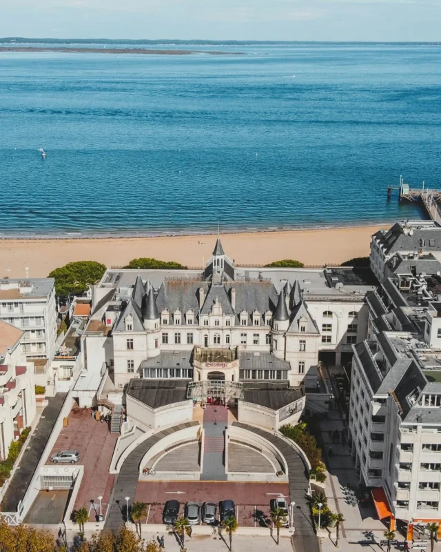 Envie d’une escapade qui allie détente, nature et paysages magnifiques ? Arcachon est à seulement à 1h15 du Château de l’Isle ! 😍
 
Promenez-vous le long de la plage, découvrez les charmants quartiers de la ville et ses maisons typiques et profitez d’une dégustation dans les restaurants du front de mer : les huîtres font la réputation de cette zone géographique entre mer et pinède.
 
Bien entendu, si vous avez le temps, ne manquer pas de grimper en haut de la dune du Pilat !
 
Réservez dès maintenant une chambre au Château de l’Isle et profitez pleinement de votre visite à Arcachon !

Crédit photo : office de tourisme 

➡️ www.chateaudelisle.com
 
#Arcachon #Escapade #WeekendEnFrance