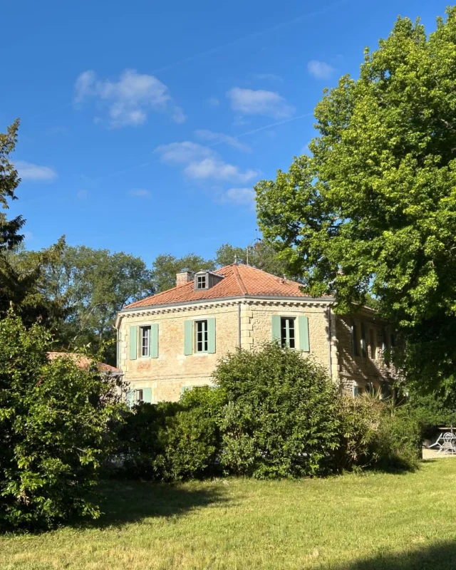 Cette fin de mois marque la réouverture du Château de l’Isle, qui vous accueille à nouveau jusqu’à l’automne 🌿

C’est le moment de (re)découvrir nos chambres d’hôtes de charme, pensées pour allier élégance, confort et authenticité. Chaque chambre possède son univers, avec une décoration soignée, des équipements de qualité et une atmosphère propice à la détente.

Profitez également du jardin, du calme du domaine et de la beauté de la nature environnante, pour une parenthèse hors du temps, en couple, en famille ou entre amis. ✨

Toute l’équipe du Château de l’Isle est heureuse de vous souhaiter la bienvenue pour cette nouvelle saison.
Réservez dès maintenant votre séjour en ligne et laissez-vous séduire par l’expérience Château de l’Isle en Médoc.

➡️ www.chateaudelisle.com

#Réouverture #Saison2026 #SéjourDeCharme