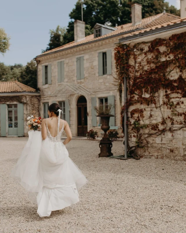 Le Château de l'Isle vous ouvre ses portes pour organiser une réception élégante et inoubliable, au cœur d’un domaine de charme à Castelnau-de-Médoc.

Nos atouts :
🌿 Un cadre raffiné entouré de nature et de vignobles
🏰 Une bâtisse de caractère pour des photos mémorables
🌸 Des espaces extérieurs idéals pour un vin d’honneur ou une cérémonie en plein air
🥂 Une salle de réception chaleureuse et modulable selon votre nombre d’invités

Le domaine offre un environnement intimiste et privatisable, parfait pour créer un mariage à votre image : élégant, convivial et authentique. Chaque événement est pensé avec soin afin de vous permettre de vivre cette journée en toute sérénité.

Entre charme architectural, nature préservée et prestations sur mesure, le Château de l’Isle est le lieu idéal pour dire « oui » dans un cadre unique du Médoc.

Faites de votre mariage un moment inoubliable. 📩 Contactez-nous pour organiser votre réception.

Crédit : @olgapaletphotographe 

#MariageMédoc #Réception #Mariage